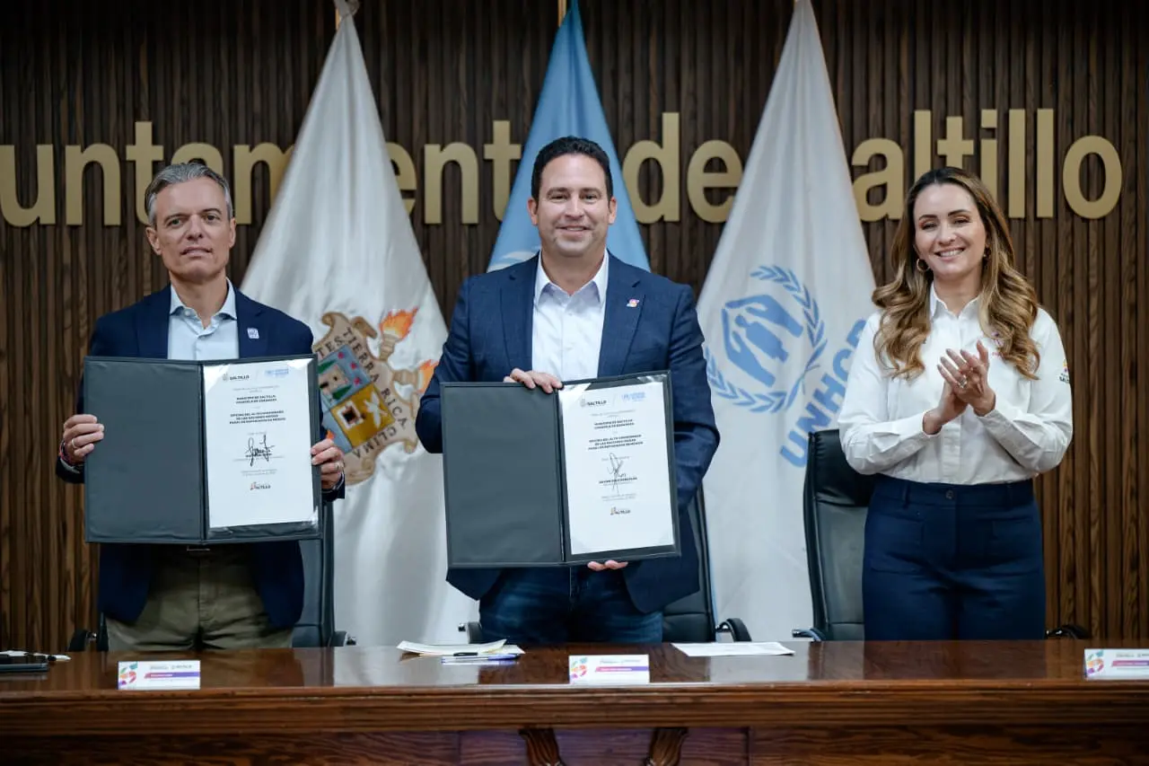 Giovanni Lepri, representante de Acnur; Javier Díaz, alcalde de Saltillo; y Luly López, presidenta honoraria del DIF Saltillo. (Fotografía: Gobierno de Saltillo)