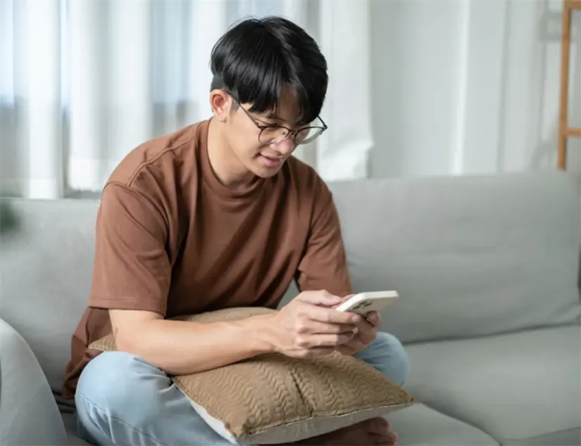 imagen recuadro Joven de la generación Z, viendo el celular. Foto: Canva.