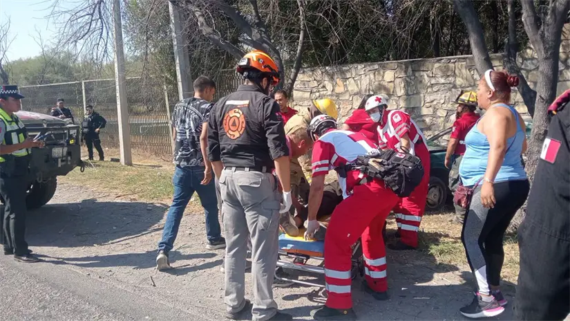 imagen recuadro Paramédicos de Protección Civil de Nuevo León y Cruz Roja en el accidente. Foto: Protección Civil de Nuevo León.