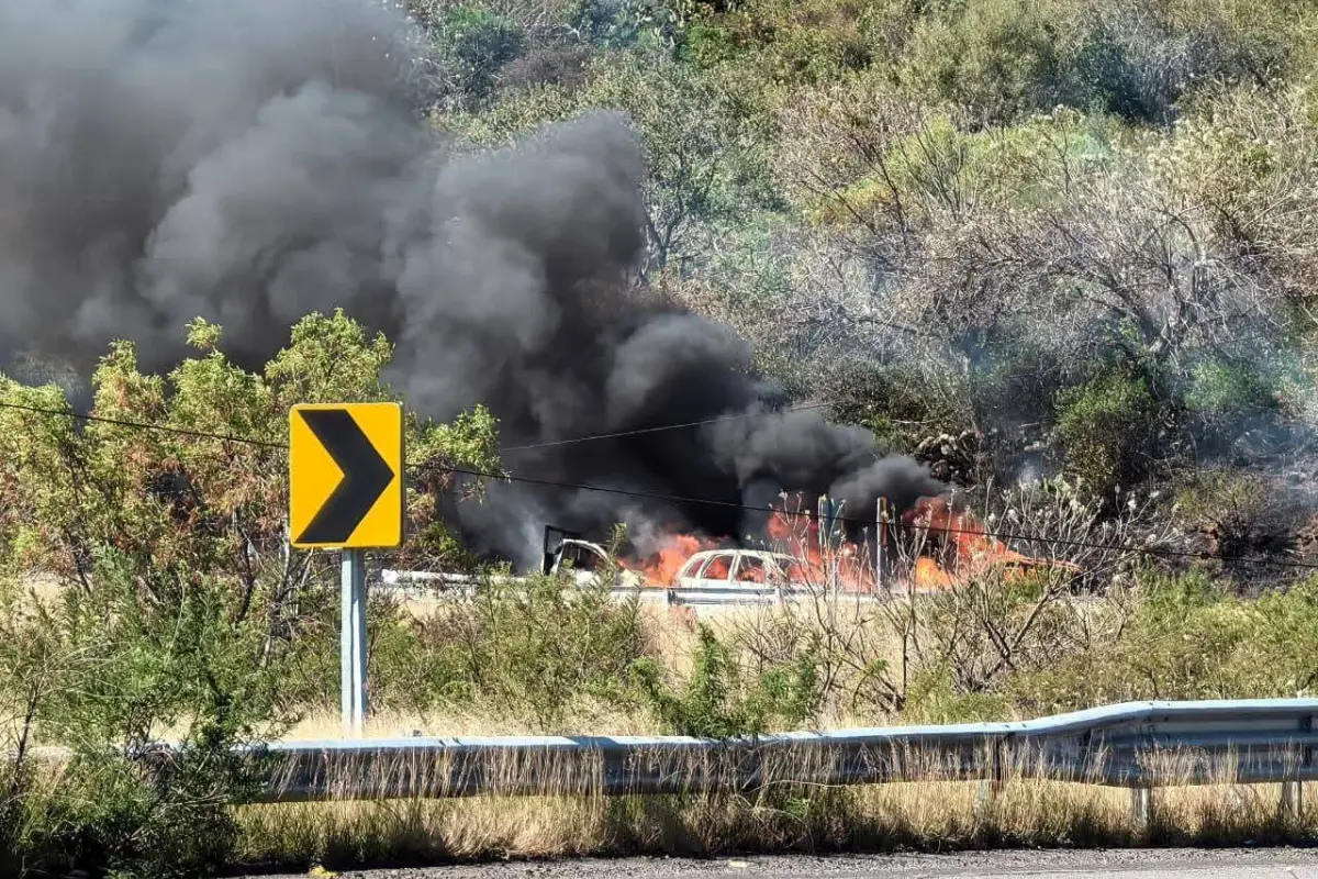 Auto incendiándose en medio de una vía carretera. Foto: X (@Tipitapas)