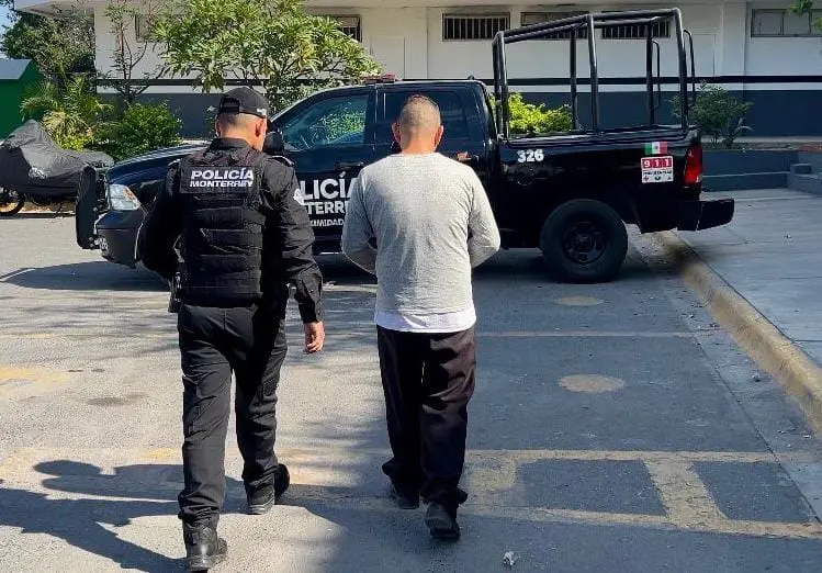 imagen recuadro Al despertar, la mochila verde ya no estaba, generando preocupación inmediata por el destino de la urna. Foto: Policía de Monterrey.