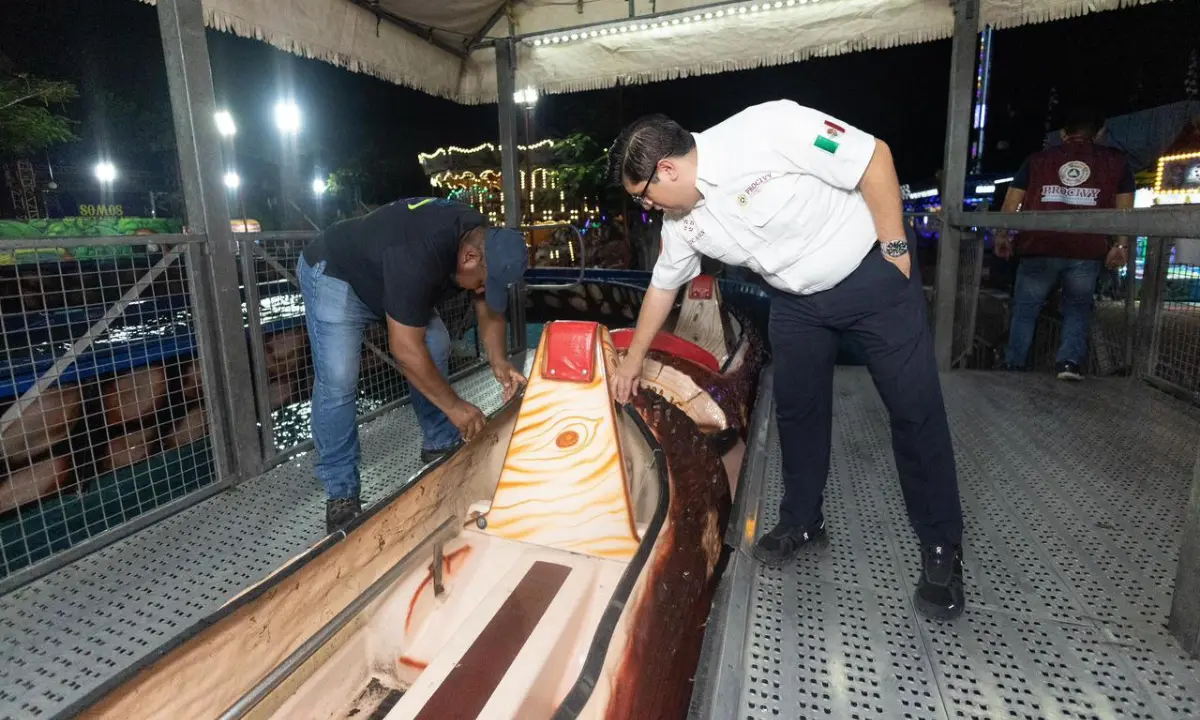 Personal de Protección Civil Yucatán en la verificación de un juego mecánico en la Feria Xmatkuil 2025 Foto: Procivy