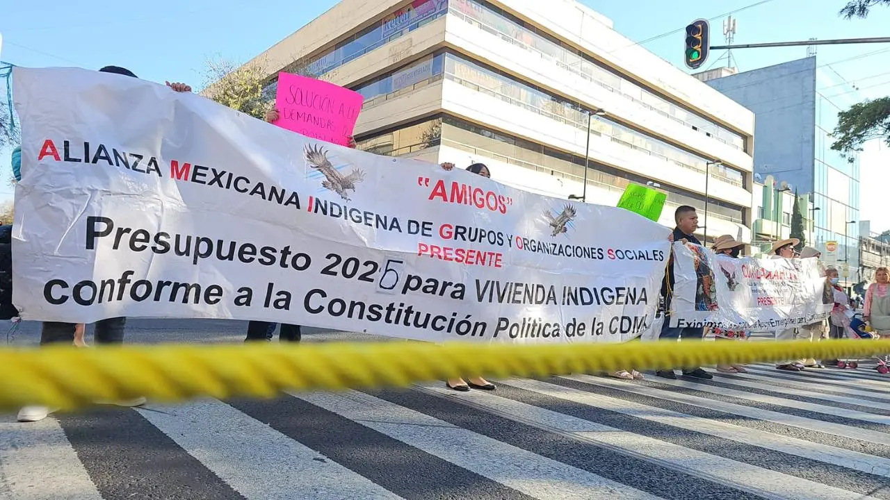 La comunidad acudió con carteles y diferentes frases. Foto: Ramón Ramírez