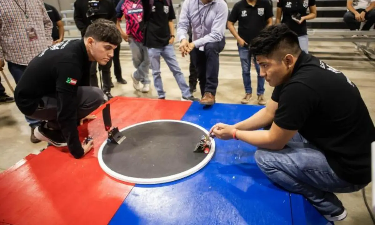 Jóvenes con sus prototipos de batalla en el Concurso de Robótica 2025 Foto: Gobierno de Yucatán