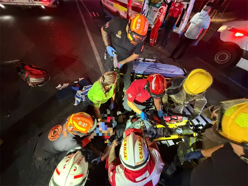 Elementos de Protección Civil trasladando al lesionado Foto: PCNL