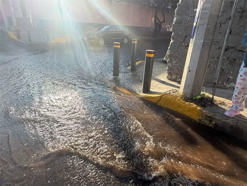 imagen recuadro El agua no dejaba de emanar en las calles tras fuga; autoridades no se presentaron en el ligar. Foto: Ramón Ramírez