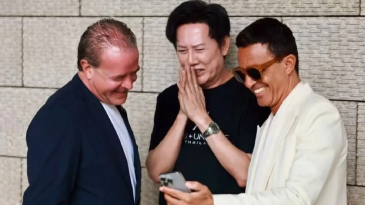 Reconciliación Raúl Rocha y Nawat Itsaragrisil previo a Miss Universo Foto: IG @entrevuefr