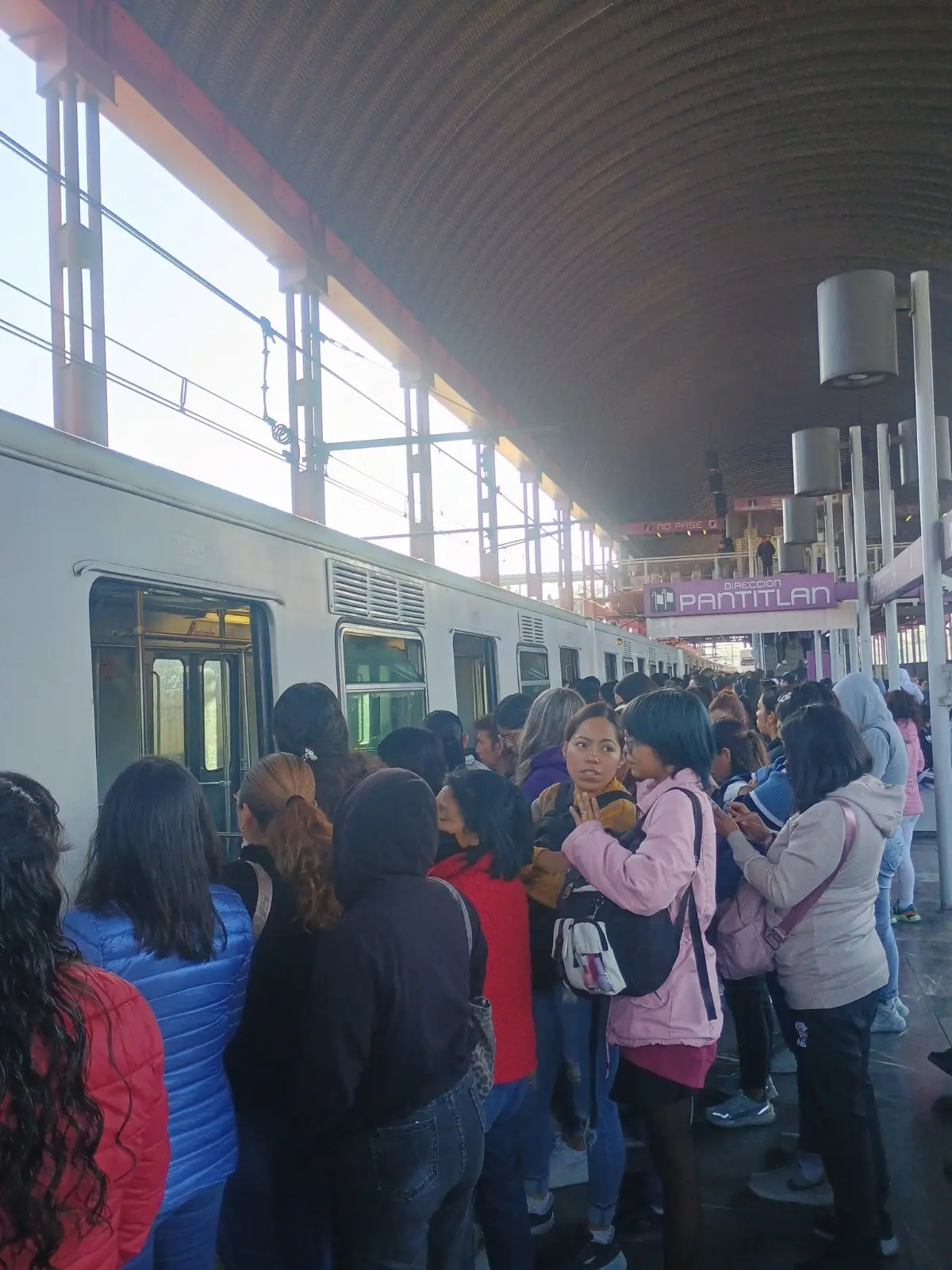 imagen recuadro Varias personas se encuentran en esperas de largo minutos para poder abordar el Metro de la CDMX. Foto: X @1Betyber