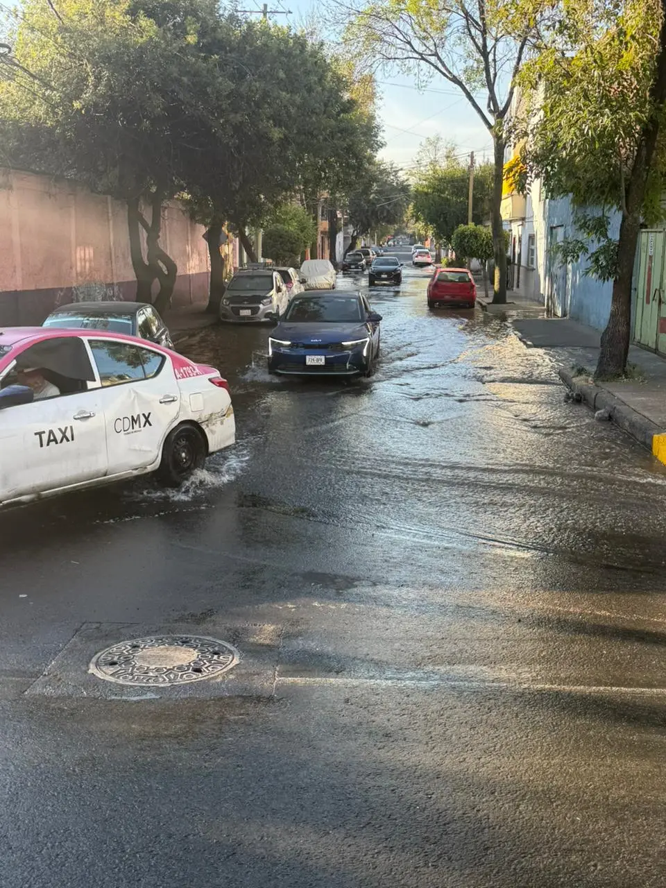 imagen recuadro Los automóviles pasando a pesar de la fuga de agua en Azcapotzalco. Foto: Ramón Ramírez