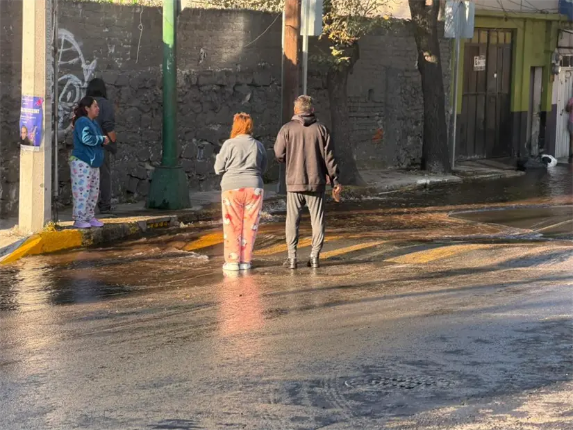 imagen recuadro Vecinos de Azcapotzalco tras fuga de agua se apoyaron mutuamente. Foto: Ramón Ramírez