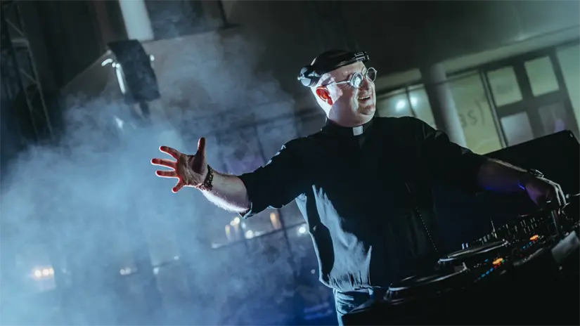 imagen recuadro FOTO: Facebook | Padre Guilherme | ¿Quién es el DJ Padre Guilherme?