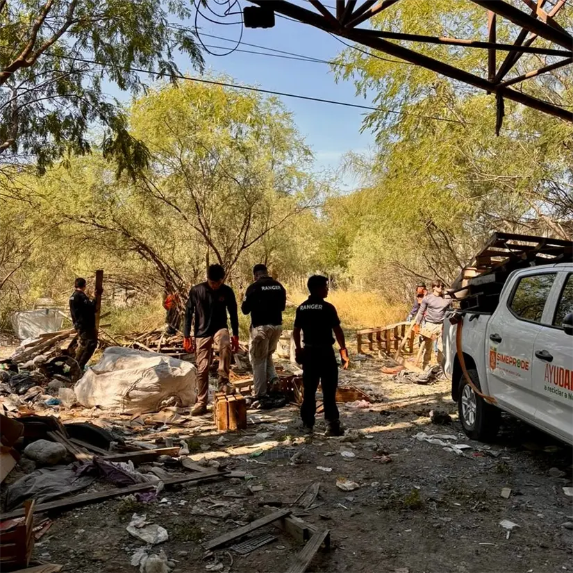 Rangers de Nuevo León realizando labores de limpieza en el río Santa Catarina. Foto: Facebook Guardia Forestal Nuevo León