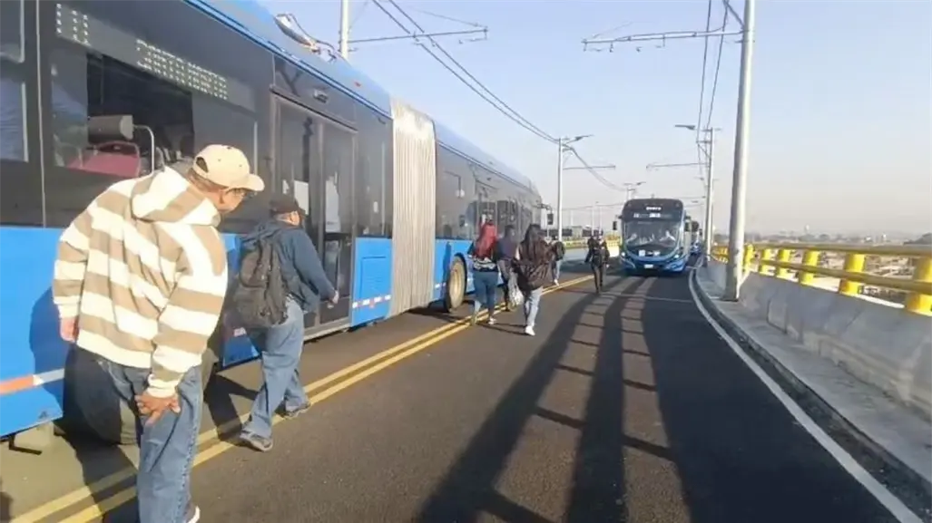 Investigan choque entre dos trolebuses en la ruta Chalco–Santa Marta; suman 26 lesionados