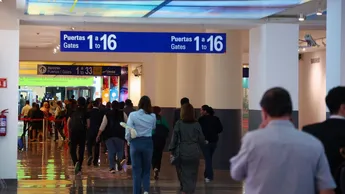 imagen recuadro La alerta incluye 13 estados donde pide evitar viajes no esenciales.