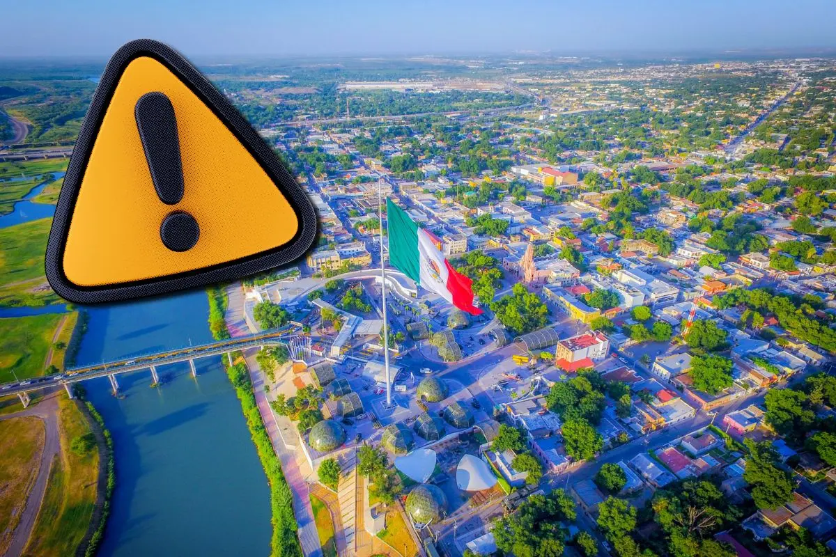 Signo de alerta en vista aérea de Piedras Negras, representando el endeudamiento previsto / Foto: EscapadasMX | Canva