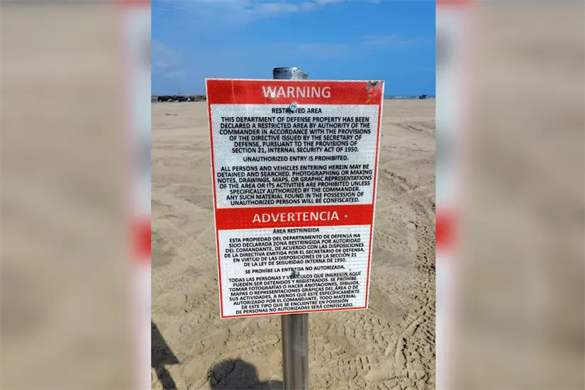 Letreros de advertencia de límites colocados en playa Bagdad, Matamoros, por parte del Gobierno de Estados Unidos. Foto: Victoria Jiménez