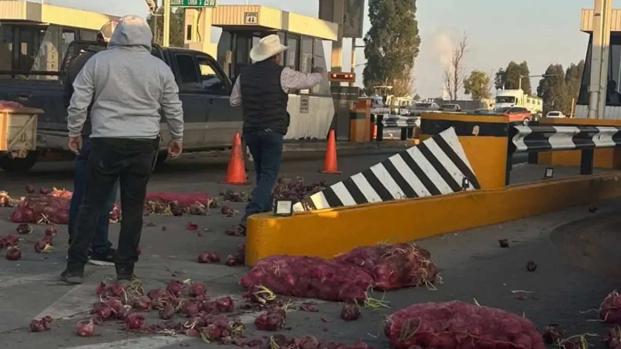 El Frente Nacional de Rescate del Campo (FNRCM) se une al megabloqueo transportistas tomando casetas para exigir precios justos y apoyo al campo. Foto: X/ @FUCKCDMXPOLICIA (Canva)