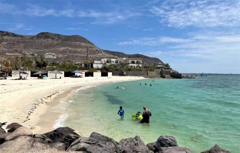 Playa El Caimancito es una de las zonas más accesibles para pesca ligera a pocos minutos del malecón de La Paz. Foto: Ayuntamiento de La Paz