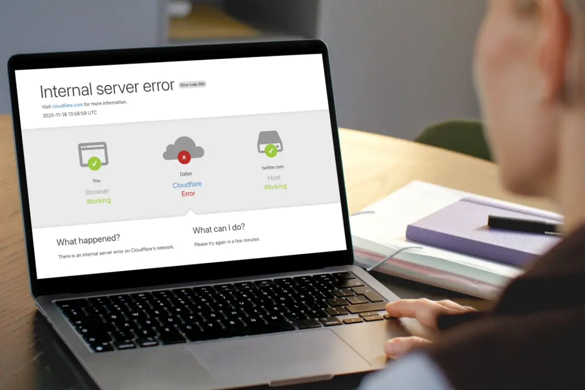Persona y computadora mostrando Imagen de error en los servicios de Cloudfare. Foto: Canva