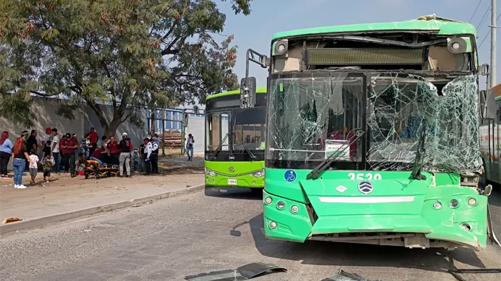 Chocan dos camiones urbanos y tráiler en Escobedo; hay 16 lesionados