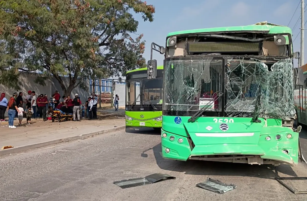 Elementos de Protección Civil de Nuevo León acudieron al sitio del accidente vial para atender a los 16 lesionados. Foto: Protección Civil de Nuevo León
