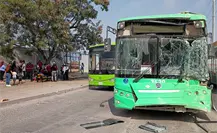 Chocan dos camiones urbanos y tráiler en Escobedo; hay 16 lesionados