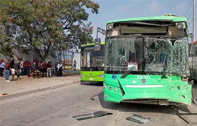 Chocan dos camiones urbanos y tráiler en Escobedo; hay 16 lesionados
