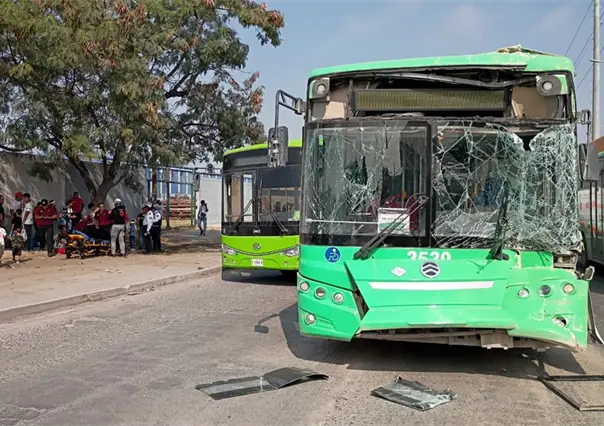 Chocan dos camiones urbanos y tráiler en Escobedo; hay 16 lesionados