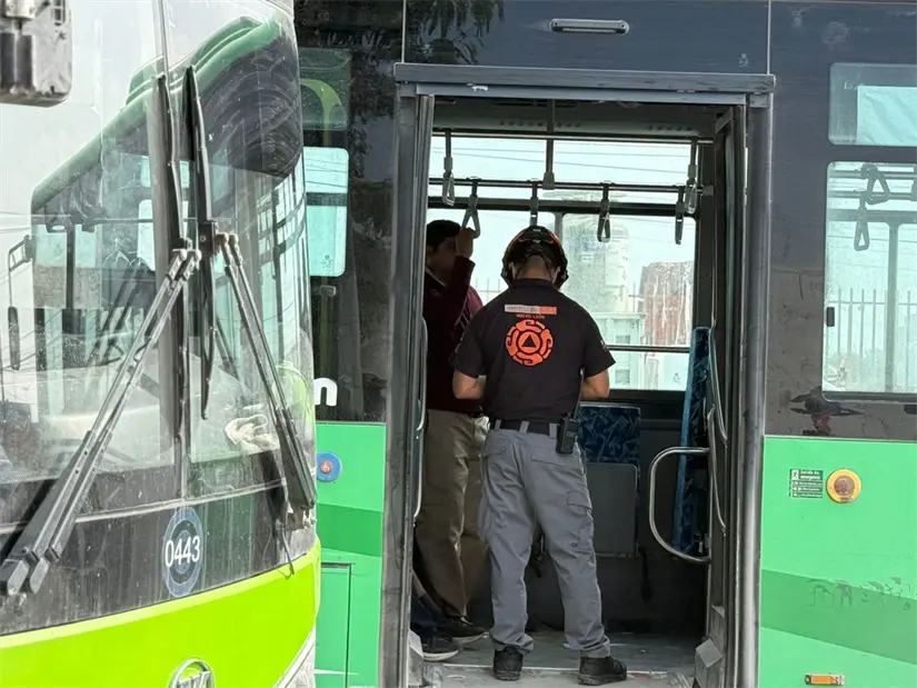 Un elemento de Protección Civil revisa a un pasajero tras el choque de 2 camiones urbanos y un tráiler en la carretera a Colombia y el camino a San José, del municipio de Escobedo. Foto: Protección Civil de Nuevo León