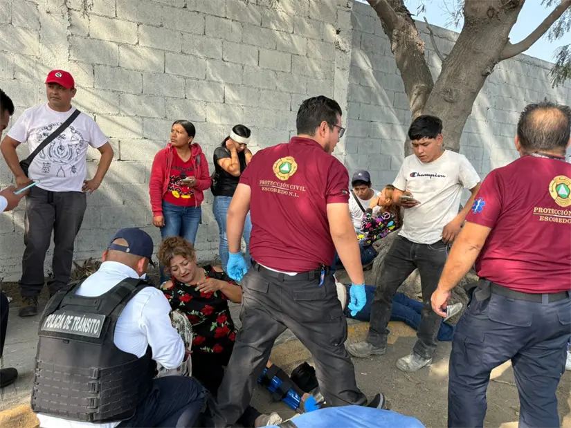 Pasajeros de los 2 camiones urbanos son atendidos por rescatistas tras el fuerte choque. Foto: Protección Civil de Nuevo León