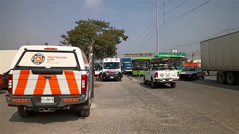 Protección Civil de Nuevo León abandera el lugar del accidente entre 2 camiones urbanos y un tráiler que dejó como saldo 16 persons lesionadas. Foto: Protección Civil de Nuevo León