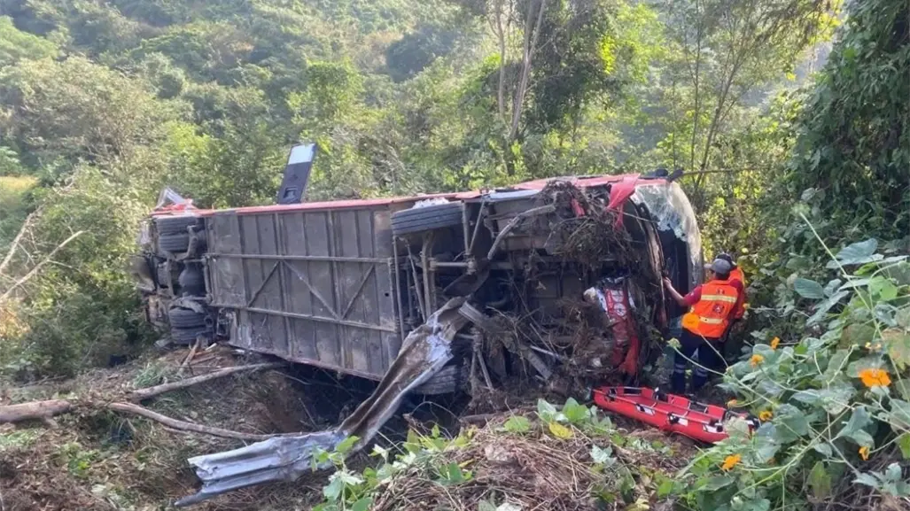 Autobús de pasajeros choca contra tráiler en Puerto Escondido, Oaxaca, hay 3 muertos| VIDEO
