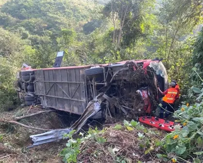 Autobús de pasajeros choca contra tráiler en Puerto Escondido, Oaxaca, hay 3 muertos| VIDEO