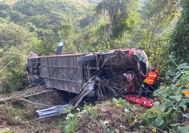 Autobús de pasajeros choca contra tráiler en Puerto Escondido, Oaxaca, hay 3 muertos| VIDEO