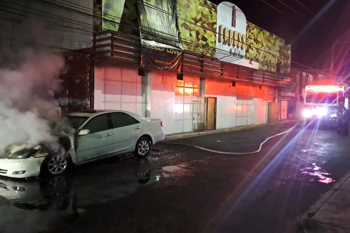 Fachada del Lacoss Night Club y auto incendiado. Foto: Facebook (Secretaría de Seguridad Ciudadana de Puebla)