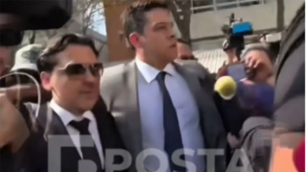 Christian Nodal evita hablar con los medios a su llegada a los juzgados