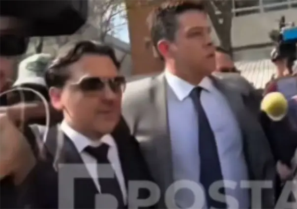 Christian Nodal evita hablar con los medios a su llegada a los juzgados