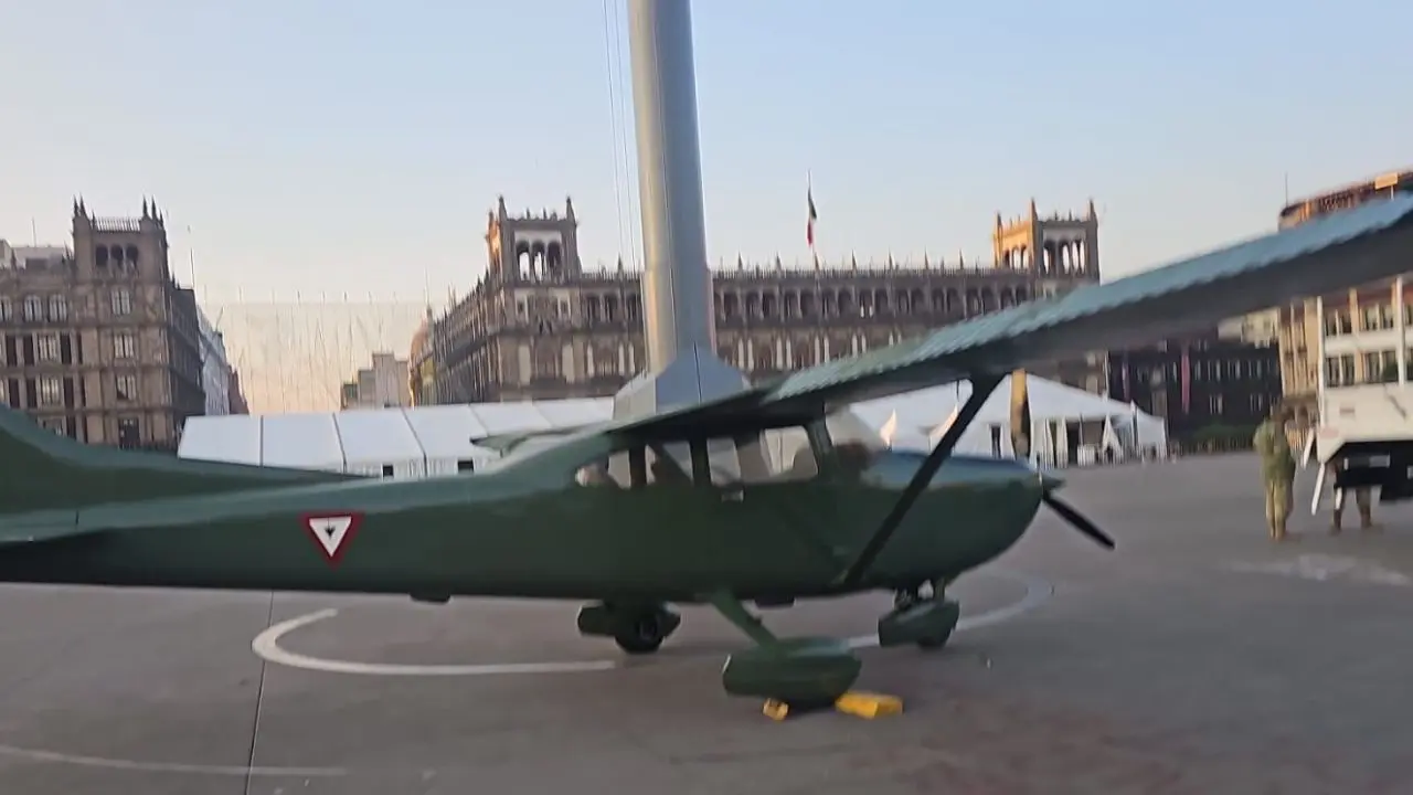 Avión en el Zócalo capitalino para desfile del 20 de noviembre Foto: Ramón Ramírez