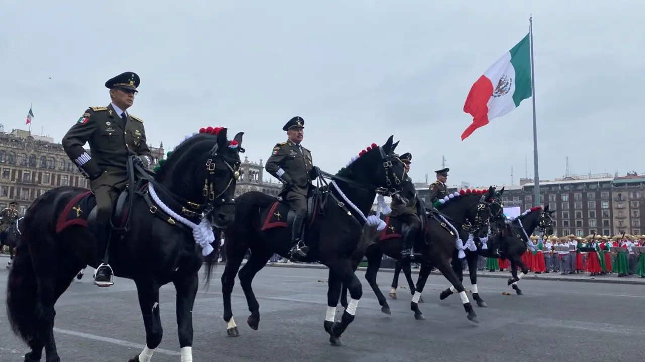 Desfile cívico militar por el aniversario de la Revolución Mexicana en el Zócalo Capitalino en CDMX.  Foto: Gobierno de México