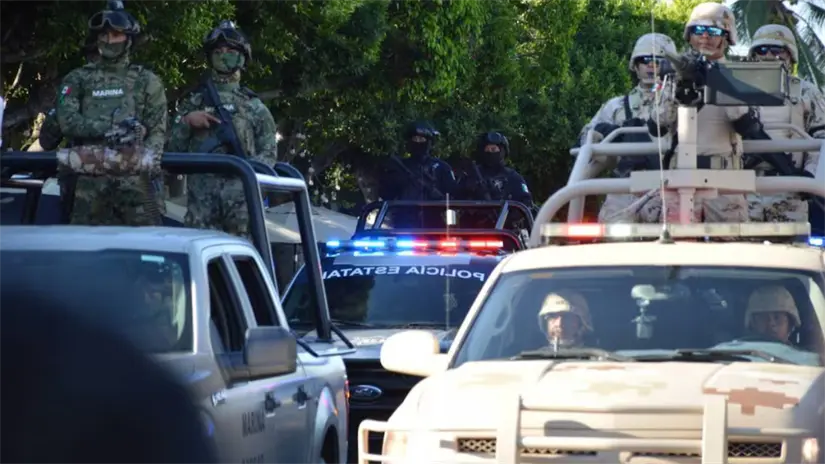 imagen recuadro La alerta incluye 13 estados donde pide evitar viajes no esenciales.