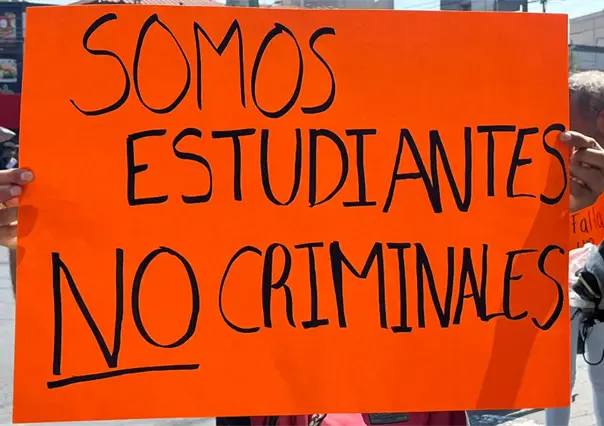 Estudiantes del IPN protestan para exigir liberaci&oacute;n de dos j&oacute;venes detenidos durante marcha de Generaci&oacute;n Z