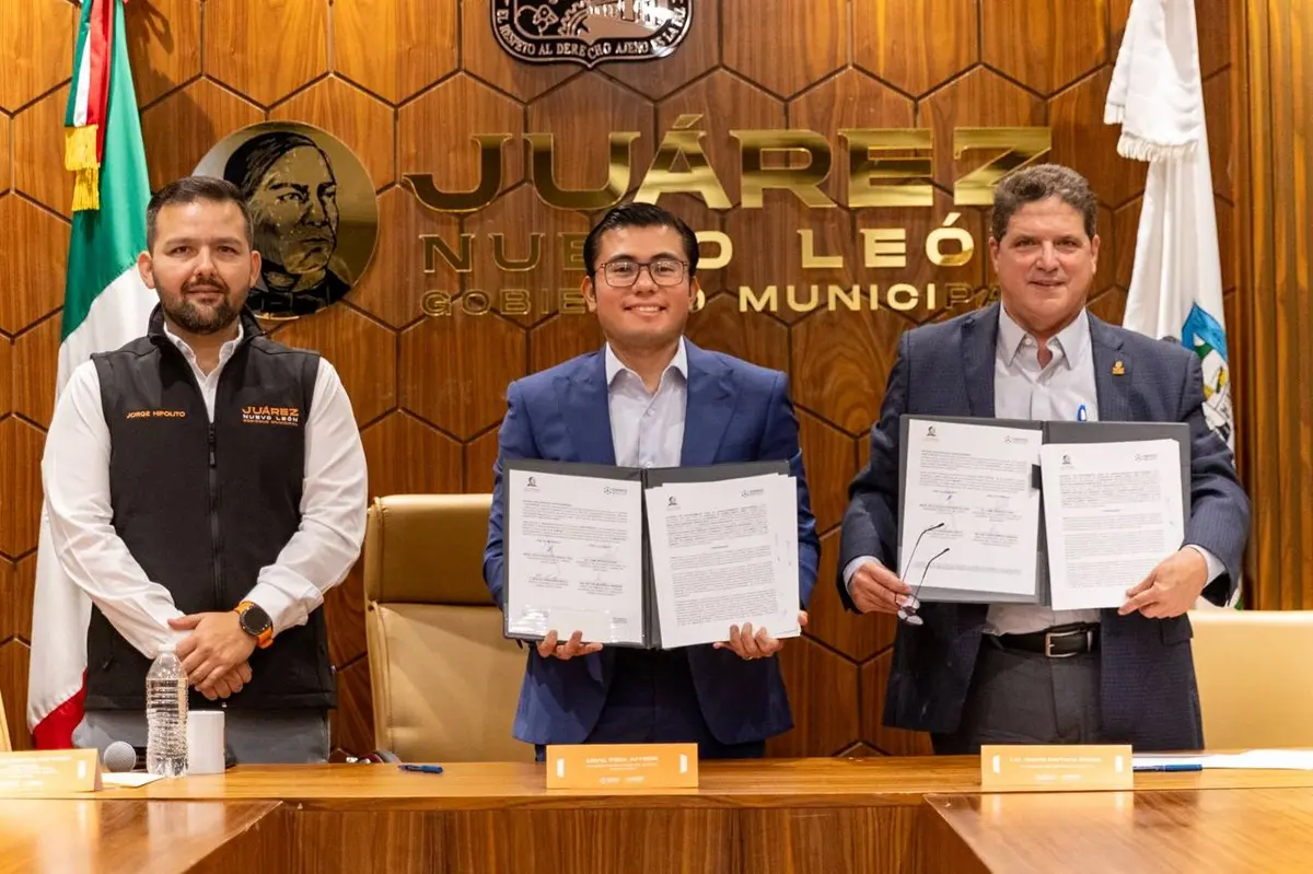 El alcalde de Juárez, Félix Arratia Cruz, junto al presidente de CANACO Monterrey, Jaime Herrera Casso, tras la firma de un convenio para impulsar el comercio local. Foto: Gobierno de Juárez