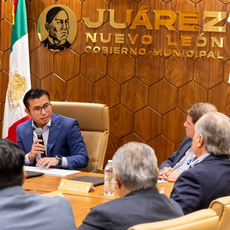 imagen recuadro El alcalde de Juárez, Félix Arratia, dialoga con los integrantes de la CANACO Monterrey. Foto: Gobierno de Juárez