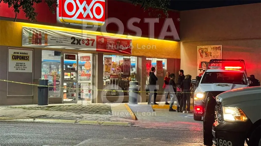 Grupo armado roba caja fuerte de tienda de conveniencia en Apodaca