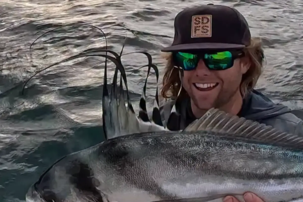Mikey Rijavec, youtuber dedicado a documentar la pesca en kayak, fue localizado sin vida tras casi una semana de búsqueda; su deceso conmocionó a la comunidad pesquera  Foto: Instagram sdfishandsips.