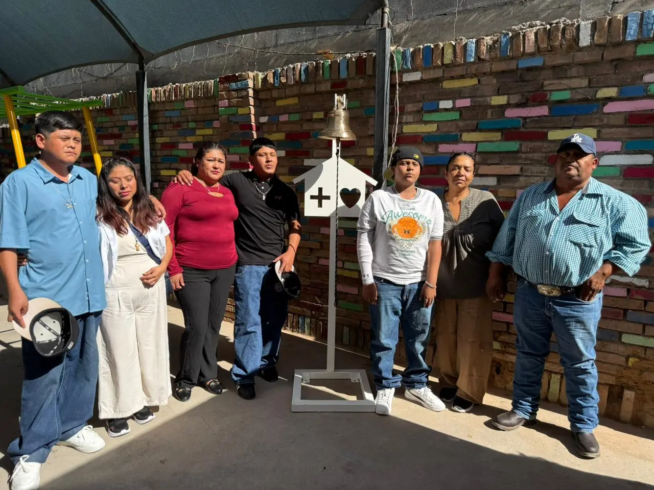 Los jóvenes tocaron la campana en señal de que vencieron el cáncer. (Fotografía: Leslie Delgado)
