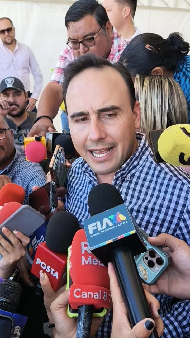 imagen recuadro Manolo Jiménez en entrevista con medios de comunicación / Foto: Marco Juárez