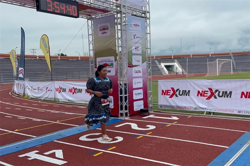 Participación de corredoras y corredores rarámuris. Foto: Carlos García