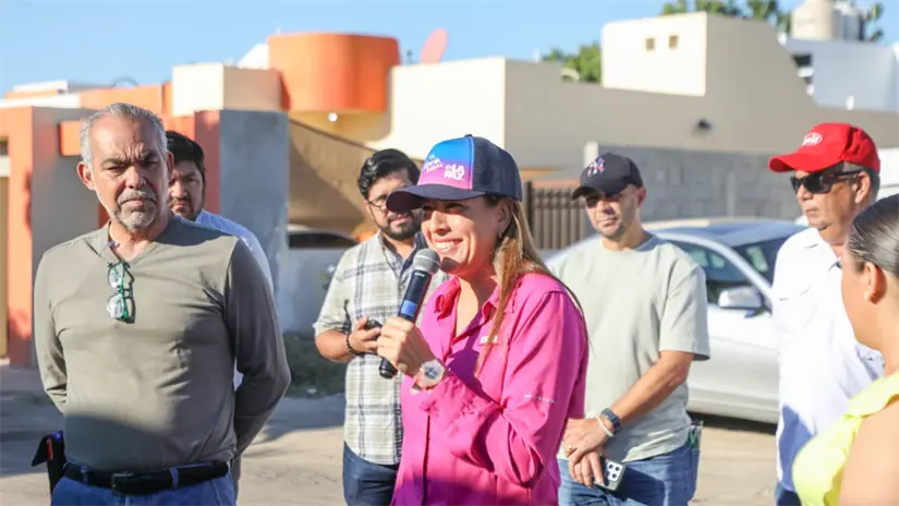 Alcaldeza de La Paz en el Programa Emergente de Reencarpetado en Rinconada Las Californias. Foto: Milena Quiroga Romero