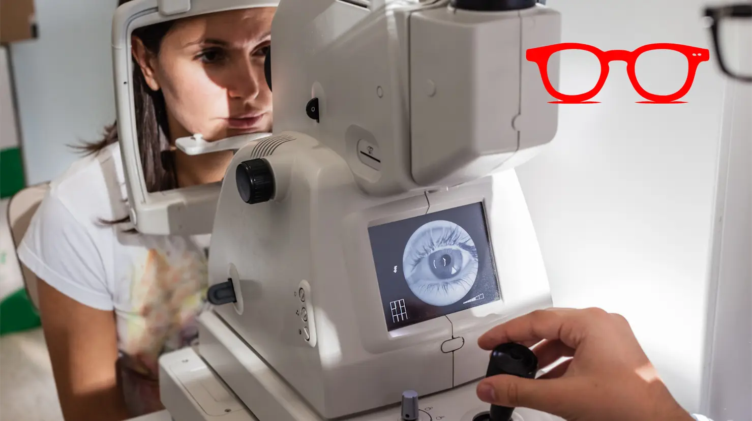 Se estima que en un par de años la mayoría de la población use lentes debido a la exposición de pantallas. Foto: Especial.